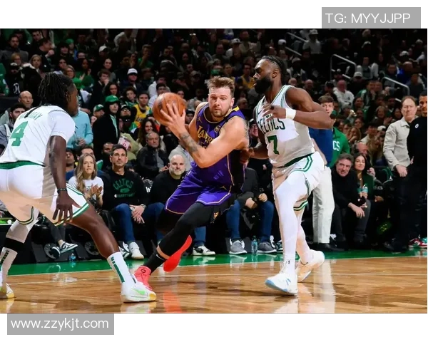 詹姆斯与凯尔特人经典对决回顾:篮球历史上的巅峰时刻 詹姆斯与凯尔特人经典对决回顾:篮球历史上的巅峰时刻